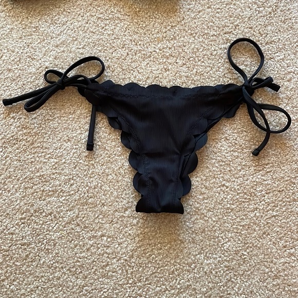NWOT. SHEIN Black ribbed scalloped bikini - Picture 2 of 4